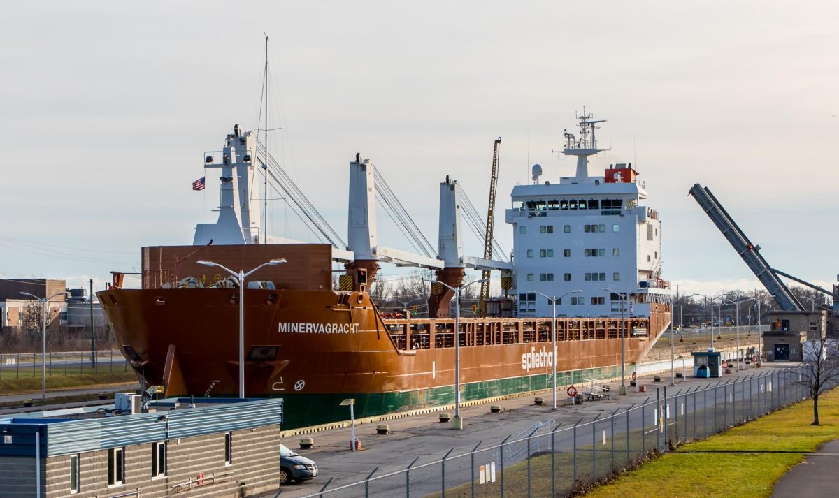 Υεμένη: Στις φλόγες το ολλανδικό πλοίο Minervagracht μετά την επίθεση που δέχτηκε κοντά στο Άντεν – Δύο ναυτικοί τραυματίστηκαν