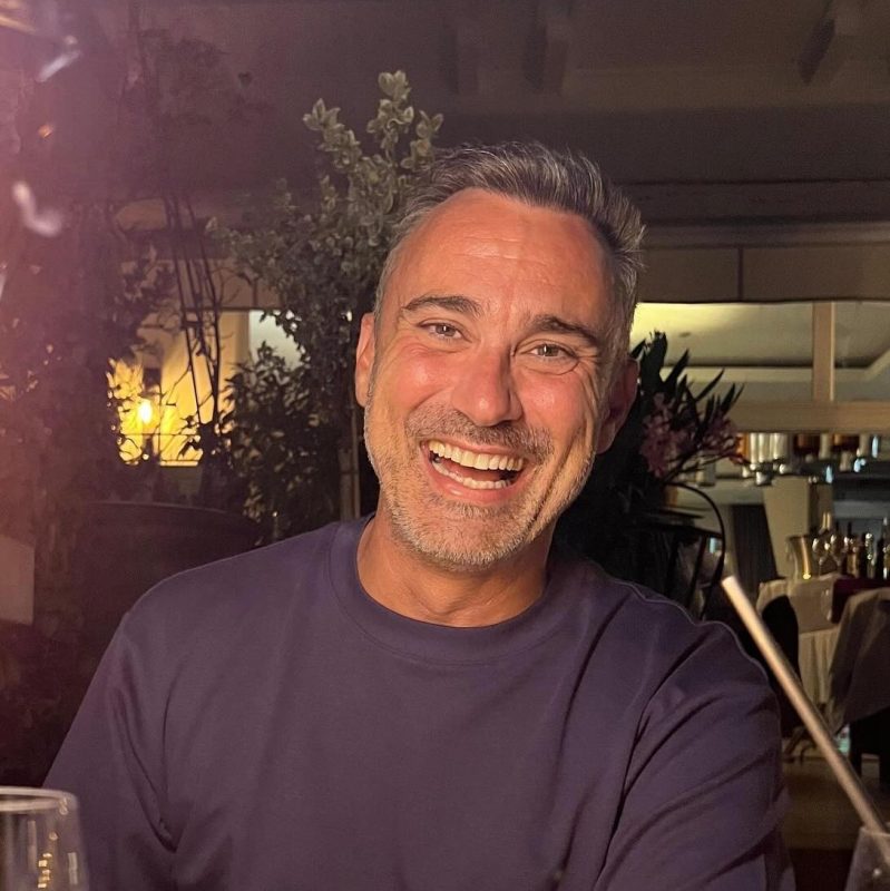 «Στο παρά πέντε»: 20 χρόνια από την πρεμιέρα – Ο Γιώργος Καπουτζίδης θέλει τη βοήθειά μας