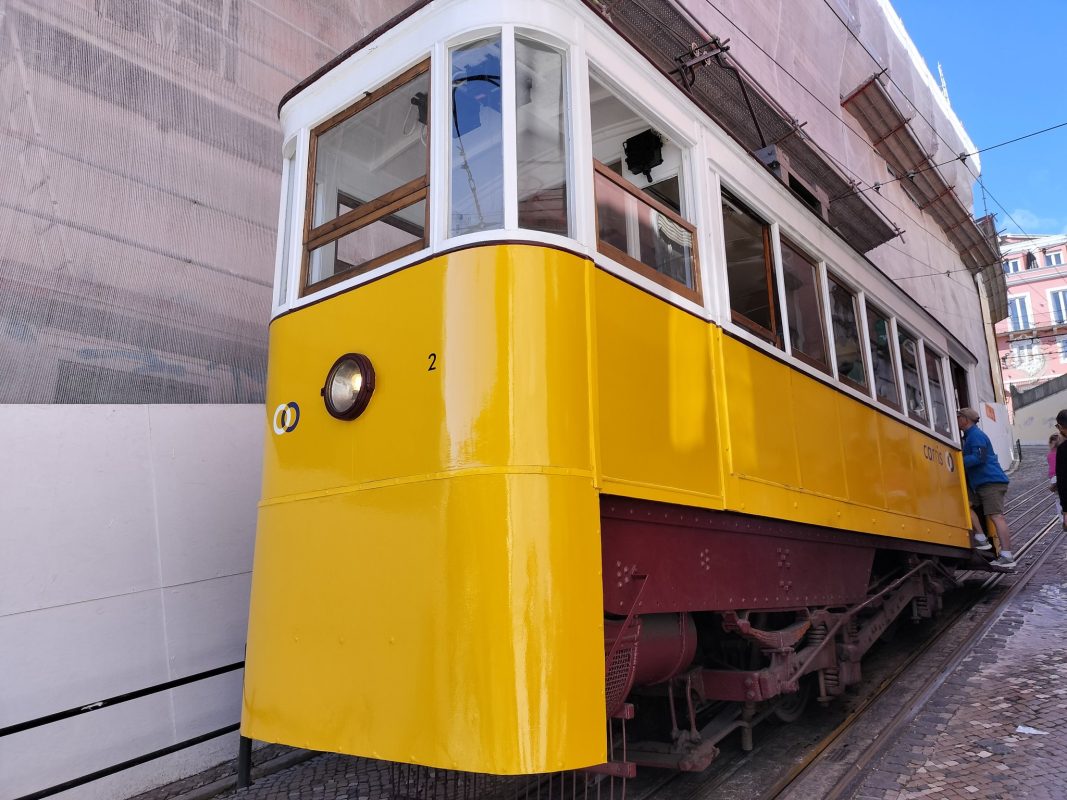 Εκτροχιάστηκε το ιστορικό τελεφερίκ Γκλόρια στην Πορτογαλία – Aναφορές για δεκάδες τραυματίες