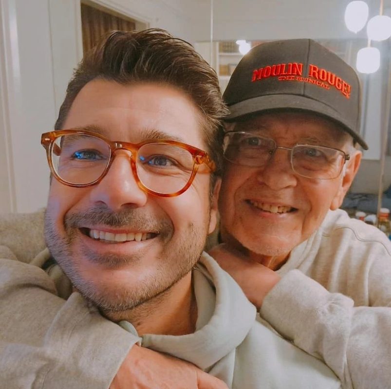 Λάμπρος Κωνσταντάρας: Συγκινεί για τον πατέρα του – «Ακόμα σε περιμένουμε σπίτι»