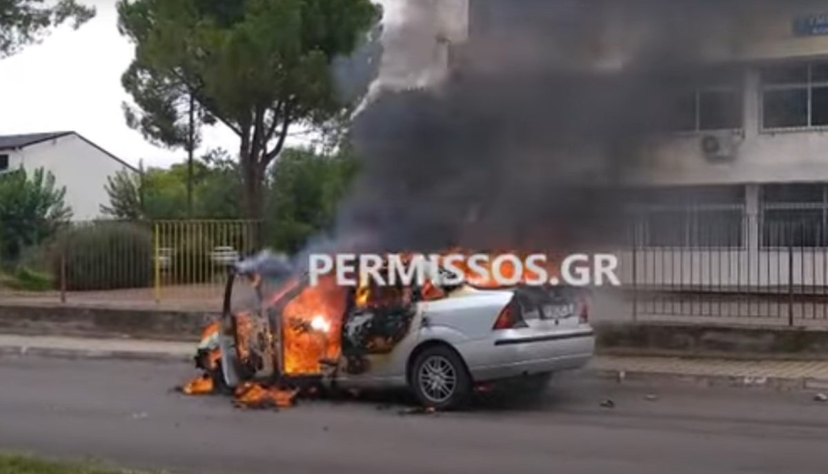 Αλίαρτος: Όχημα τυλίχθηκε στις φλόγες και κάηκε ολοσχερώς – ΒΙΝΤΕΟ
