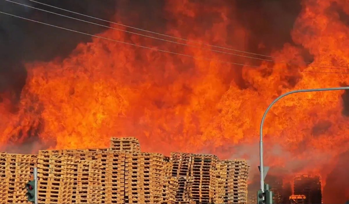Φωτιά στο Μενίδι – Η πυρκαγιά εκδηλώθηκε σε υπαίθριο χώρο με παλέτες – Ήχησε το 112 – Συνεχής ενημέρωση – Βίντεο & εικόνες