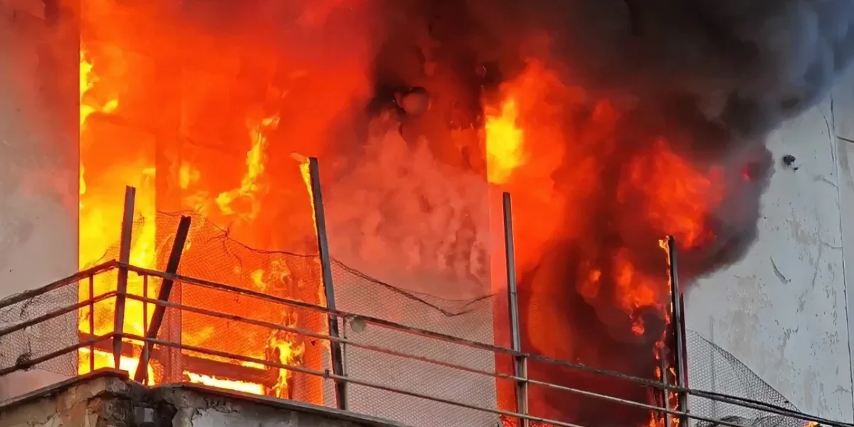 Φωτιά σε εγκαταλελειμμένο κτίριο στο Μεταξουργείο