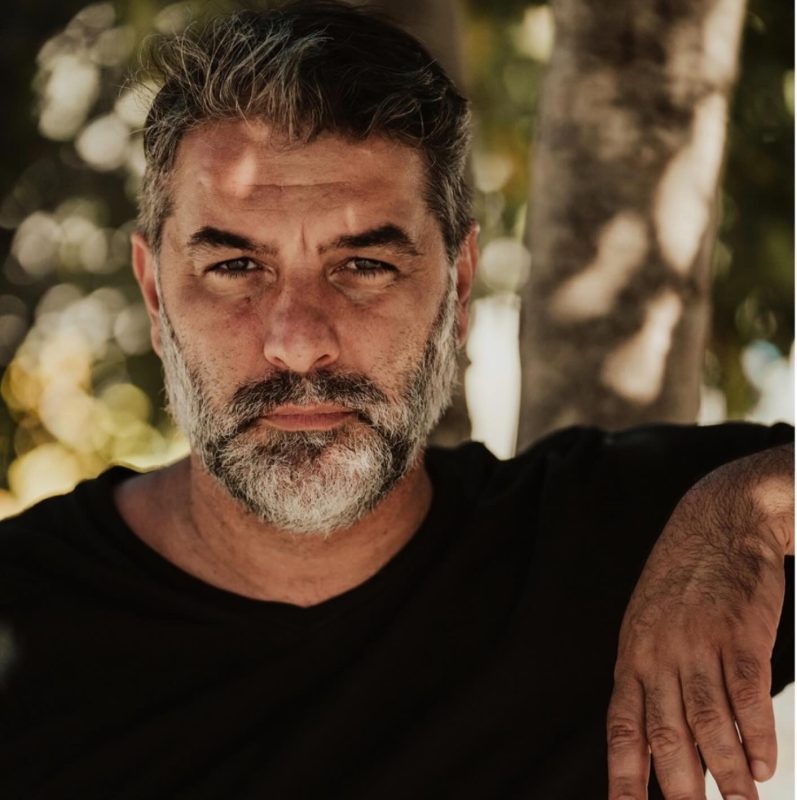 Συνελήφθη ο Βασίλης Μπισμπίκης – Προκάλεσε φθορές σε οχήματα στη Φιλοθέη και εγκατέλειψε το σημείο