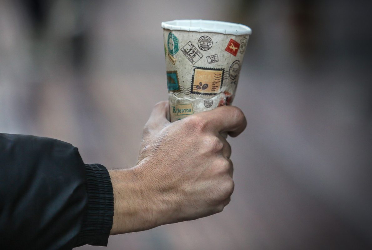 Θεσσαλονίκη: Ποινή 10ετούς κάθειρξης σε 25χρονη που έβαζε την ανήλικη κόρη της να ζητιανεύει ολημερίς έξω από κατάστημα