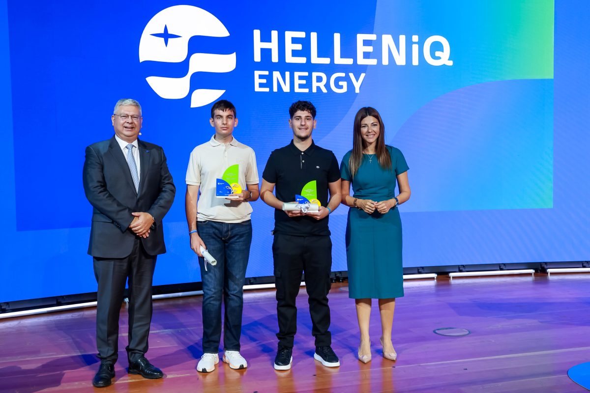 Ο Διευθύνων Σύμβουλος της HELLENiQ ENERGY κ. Ανδρέας Σιάμισιης και η Υπουργός Παιδείας, Θρησκευμάτων και Αθλητισμού κα Σοφία Ζαχαράκη (δεξιά) στη βράβευση των «Πρώτων των Πρώτων» στην εκδήλωση για τους Αριστούχους του Θριασίου Πεδίου