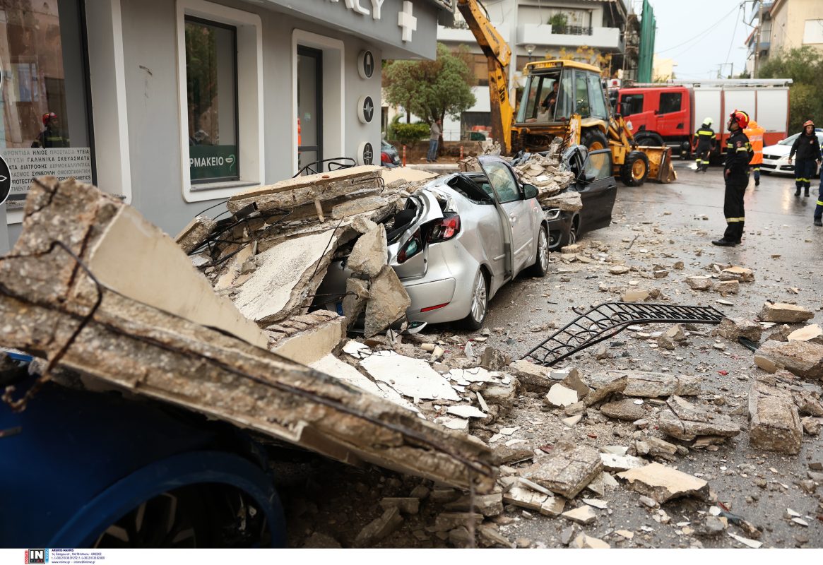 Λαύριο: Καρέ-καρέ η κατάρρευση του μπαλκονιού – Γυναίκα σώθηκε από θαύμα