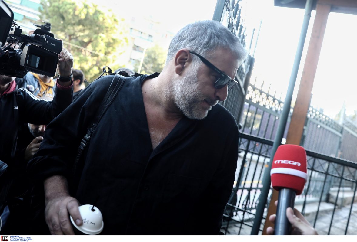 Διεκόπη η δίκη του Βασίλη Μπισμπίκη: Τι ζήτησε η πλευρά του ηθοποιού – Η συνομιλία με τους καταγγέλοντες