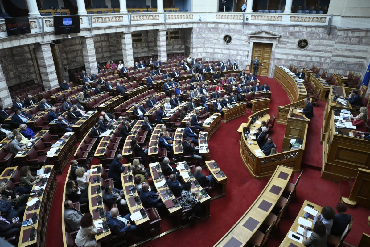 Βουλή: Το πρωί θα συνεχιστεί η συνεδρίαση που διακόπηκε λόγω λιποθυμίας βουλευτού της Ελληνικής Λύσης 