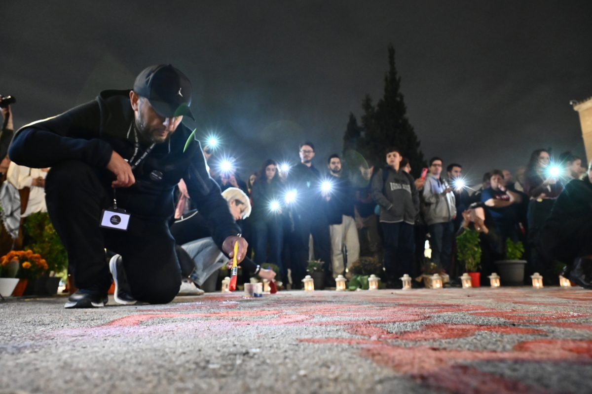 Τέμπη: Συγγενείς θυμάτων έγραψαν ξανά τα ονόματα μπροστά από τη Βουλή – EIKONEΣ