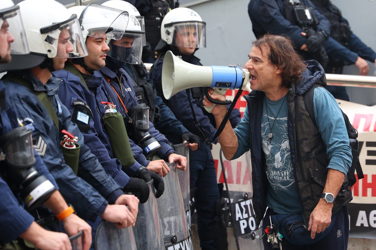 Μεταξουργείο: Ένταση και χημικά σε διαμαρτυρία γονέων κατά της συγχώνευσης σχολείων  – ΒΙΝΤΕΟ