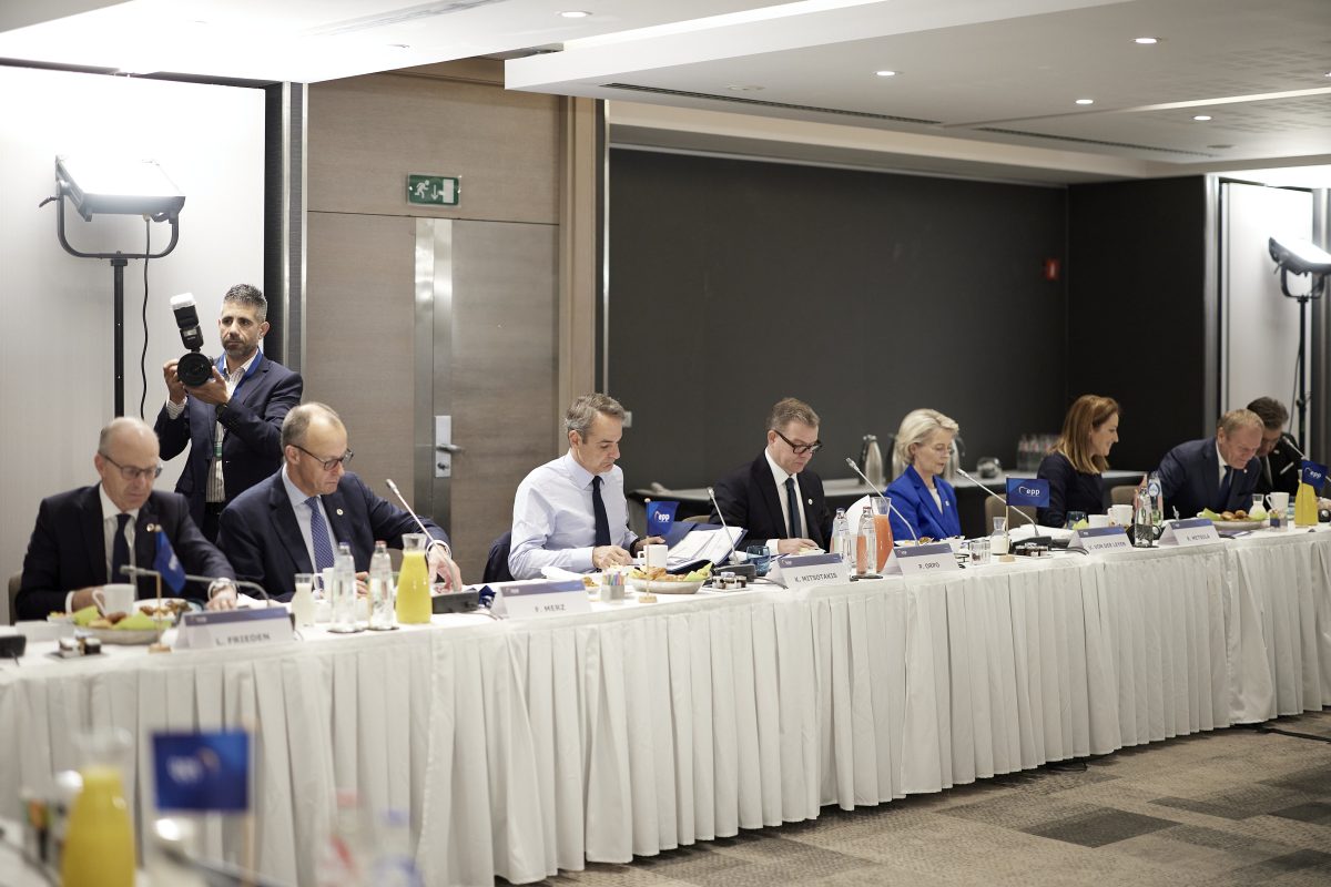 Οι 26 ηγέτες της ΕΕ δεσμεύονται να αντιμετωπίσουν τις «πιεστικές» οικονομικές ανάγκες της Ουκρανίας την επόμενη διετία