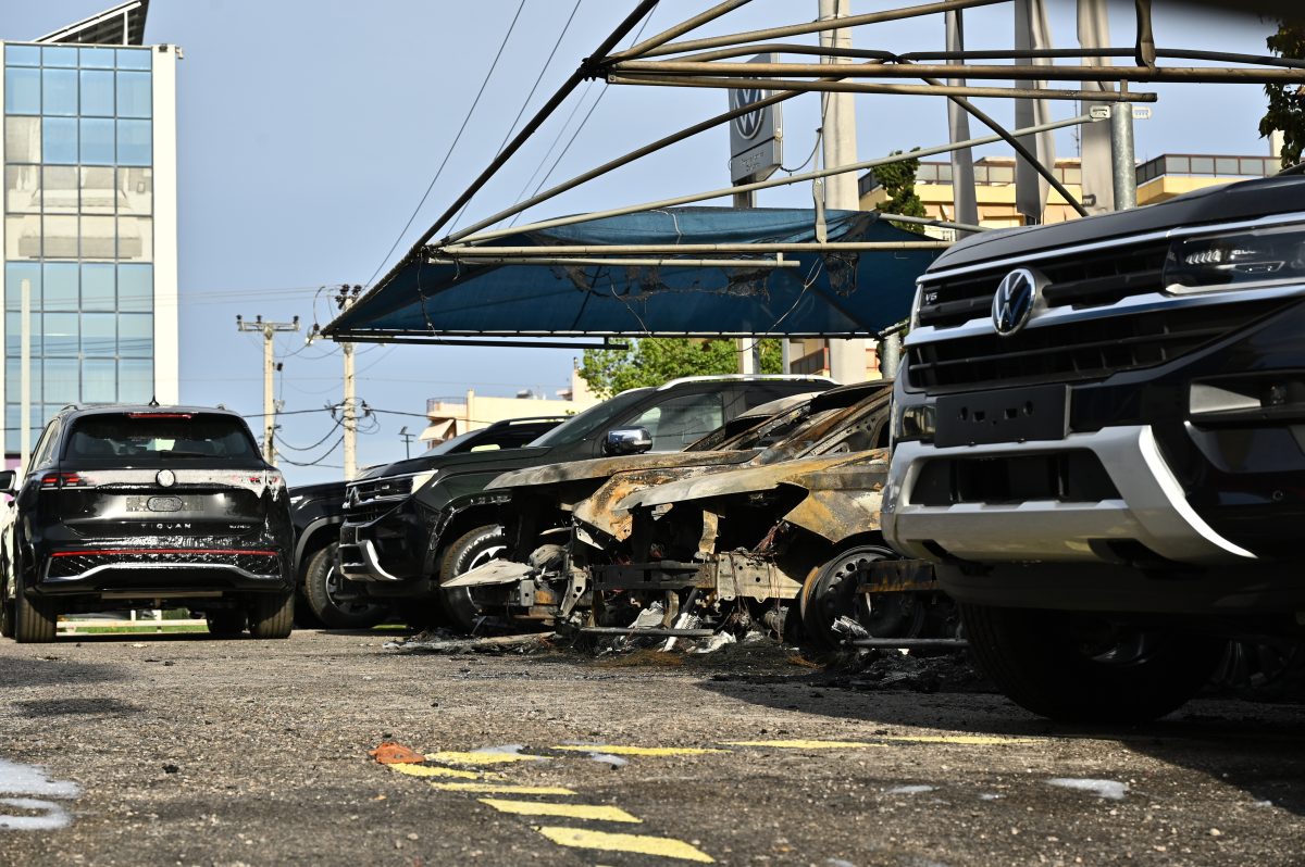 Εμπρησμός σε υπαίθριο χώρο έκθεσης αυτοκινήτων στη Νέα Χαλκηδόνα – Κάηκαν 12 οχήματα