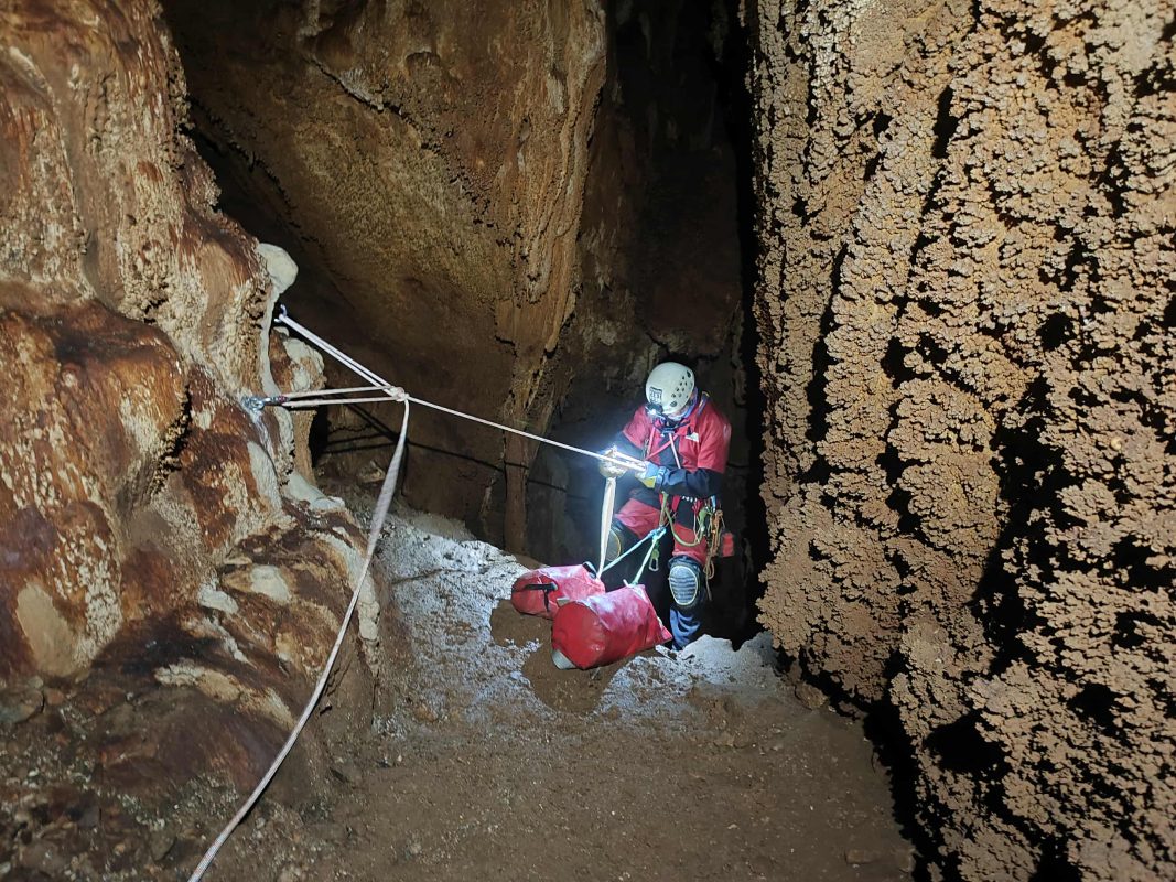 Σημαντικά γεωλογικά ευρήματα και ανεξερεύνητα σπήλαια φέρνει στο φως σπηλαιολογική αποστολή στην Αμοργό