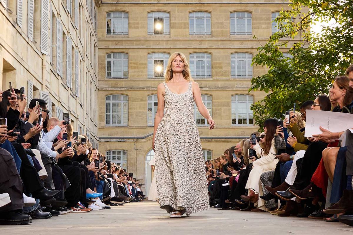Laura Dern: Έκανε το ντεμπούτο της στην πασαρέλα στα 58 στην Εβδομάδα Μόδας στο Παρίσι