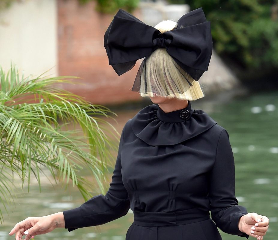 Δικαστική διαμάχη για τη Sia – Ο πρώην ζητεί διατροφή-μαμούθ