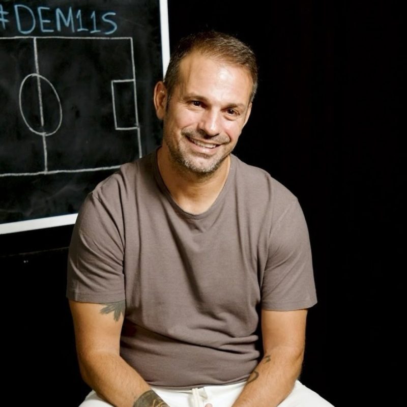 Ντέμης Νικολαΐδης: Χαμογελαστός σε επαγγελματική φωτογράφιση