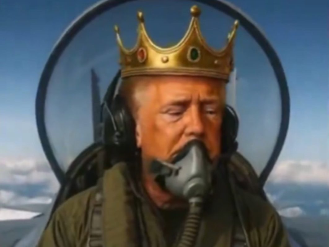 Ο Τραμπ προκαλεί με ΑΙ βίντεο: Πετάει με μαχητικό αεροσκάφος φορώντας στέμμα και ρίχνει περιττώματα σε διαδηλωτές του κινήματος «No Kings»