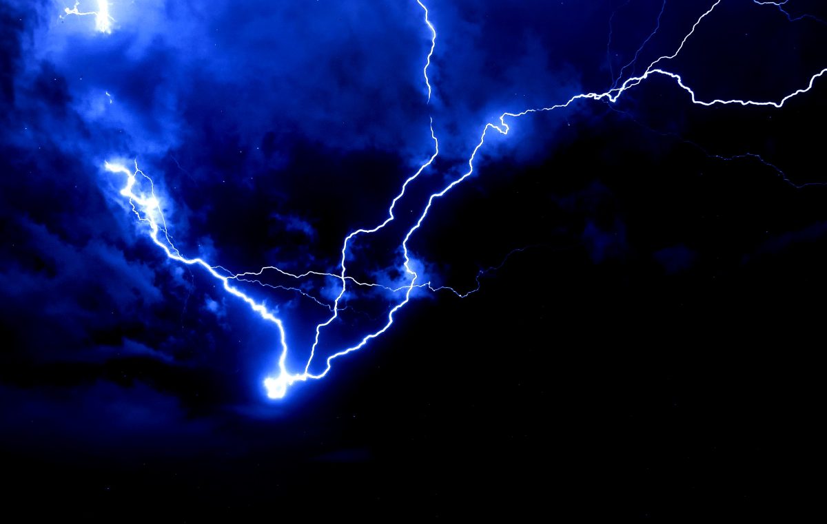 Χτύπησε την Αττική η κακοκαιρία με καταιγίδες, κεραυνούς και χαλάζι – Έντονα φαινόμενα στο Ανατολικό Αιγαίο – LIVE χάρτης