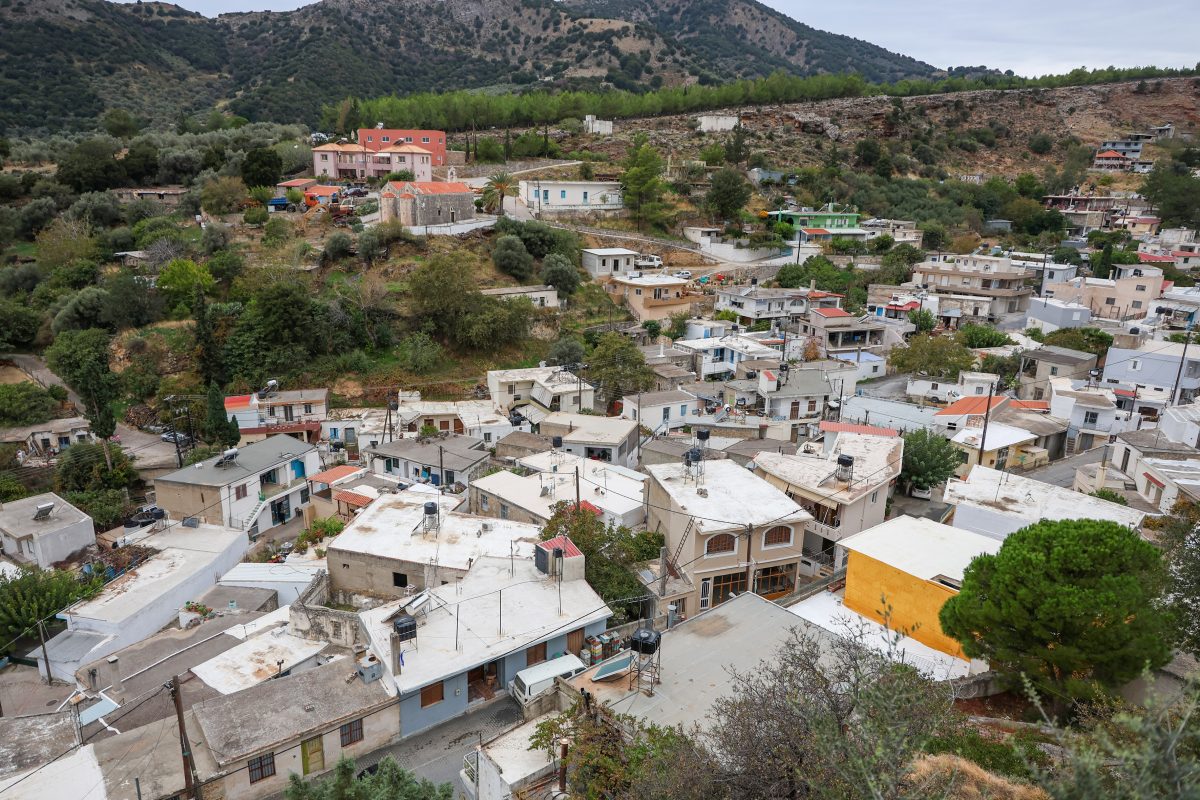 Aιματοκύλισμα στα Βορίζια: Εκδόθηκαν τα εντάλματα σύλληψης των τριών αδελφών – Παρατείνεται το κλείσιμο των σχολείων