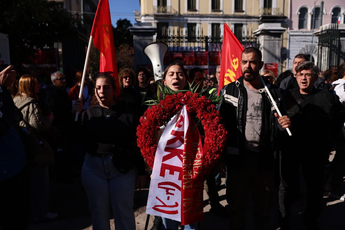 Κατάθεση στεφάνων από αντιπροσωπείες του ΚΚΕ και της ΚΝΕ στον χώρο του Πολυτεχνείου