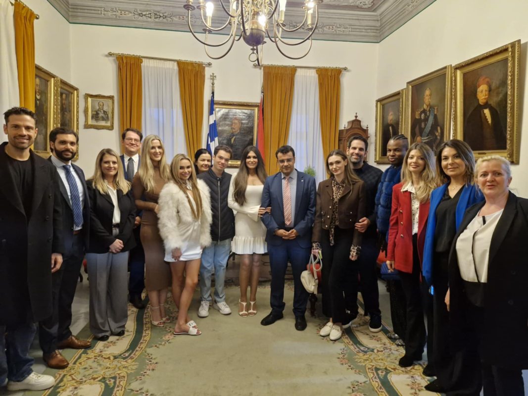 Στην Ύδρα η Κίμπερλι Γκίλφοϊλ – Το μετάλλιο και η τελετή στο δημαρχείο