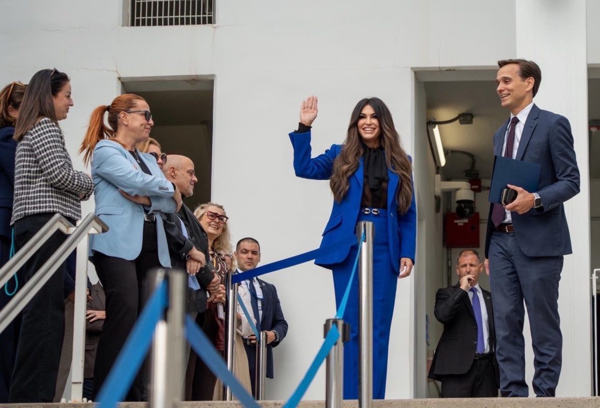 Η Κίμπερλι Γκίλφοϊλ έκανε την πρώτη γνωριμία με το προσωπικό της πρεσβείας – ΕΙΚΟΝΕΣ