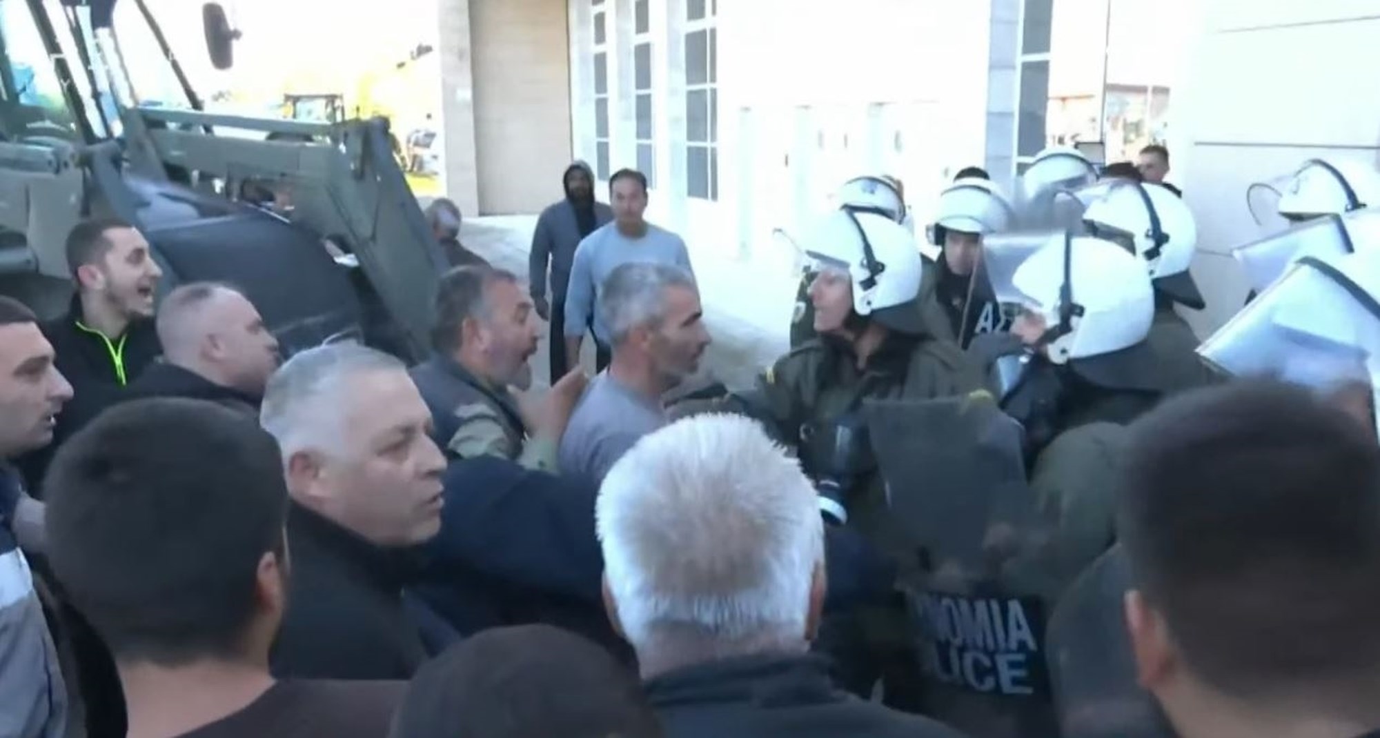 Αλεξανδρούπολη: Ένταση μεταξύ αγροτών και αστυνομικών – «Μπλόκο» στο αεροδρόμιο ενόψει της επίσκεψης Μητσοτάκη