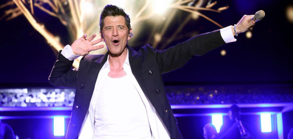 Ατύχημα για τον Σάκη Ρουβά: H στιγμή της πτώσης του από πλατφόρμα στη σκηνή – ΒΙΝΤΕΟ