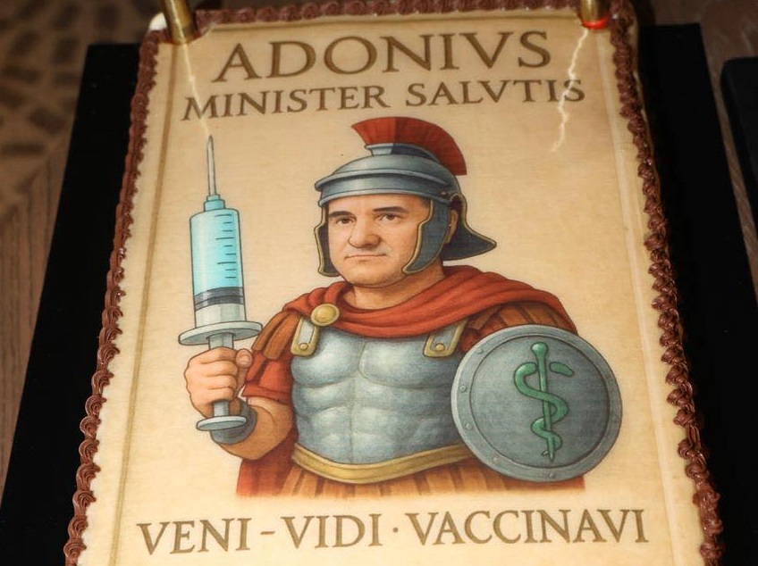 «Veni Vidi Vaccinavi»: Η ευρηματική τούρτα για τα γενέθλια του Άδωνι Γεωργιάδη