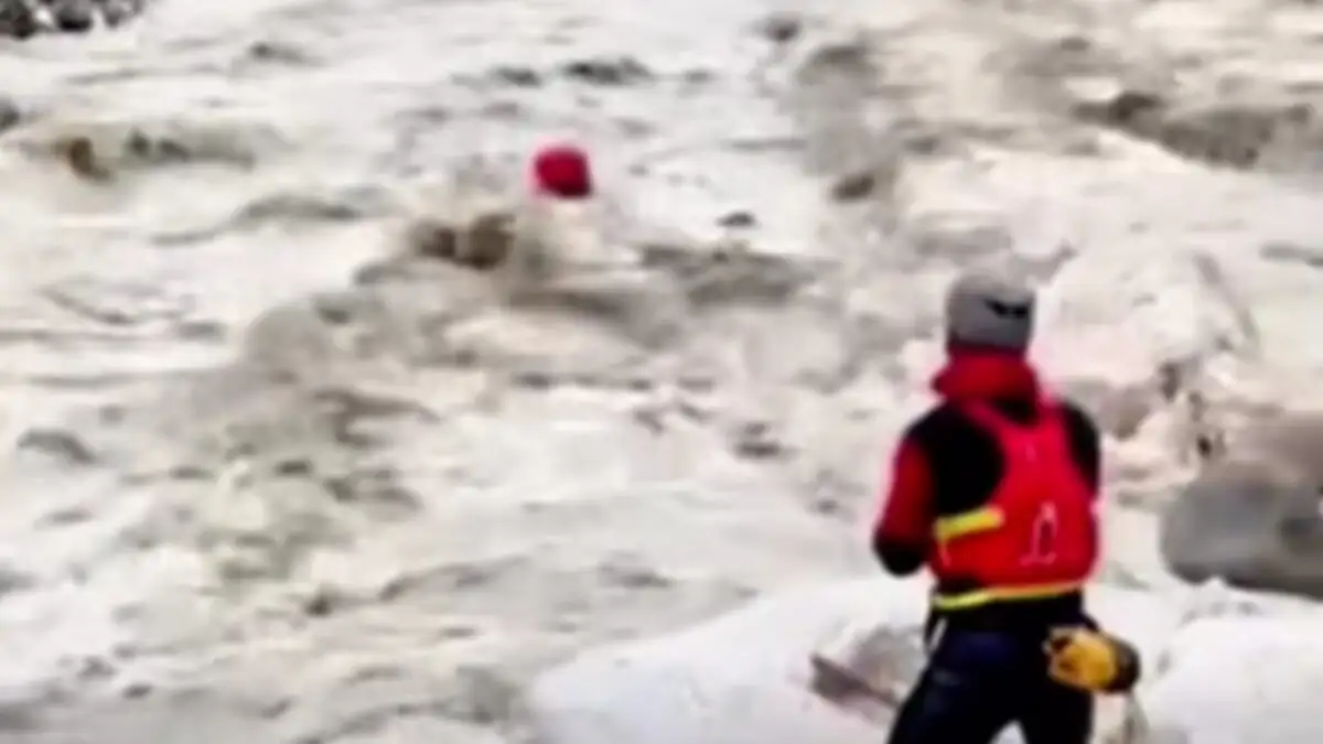 Τζουμέρκα: Μεγάλη επιχείρηση της ΕΜΑΚ για τον απεγκλωβισμό κατοίκων – Πυροσβέστης παρασύρεται από τα ορμητικά νερά – ΒΙΝΤΕΟ