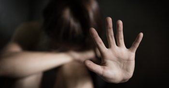 Εφιάλτης για 15χρονη στο Ηράκλειο: Κατήγγειλε μίμο ντυμένο ως Τσάρλι Τσάπλιν για ασέλγεια σε βάρος της