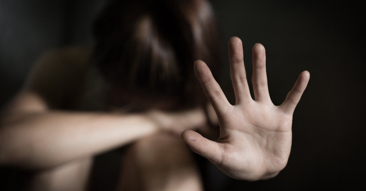 Εφιάλτης για 15χρονη στο Ηράκλειο: Κατήγγειλε μίμο ντυμένο ως Τσάρλι Τσάπλιν για ασέλγεια σε βάρος της