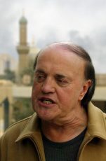 «Έφυγε» ο διάσημος πολεμικός ανταποκριτής Πίτερ Αρνέτ: Είχε πάρει Πούλιτζερ για το Βιετνάμ και συνέντευξη από τον Mπιν Λάντεν