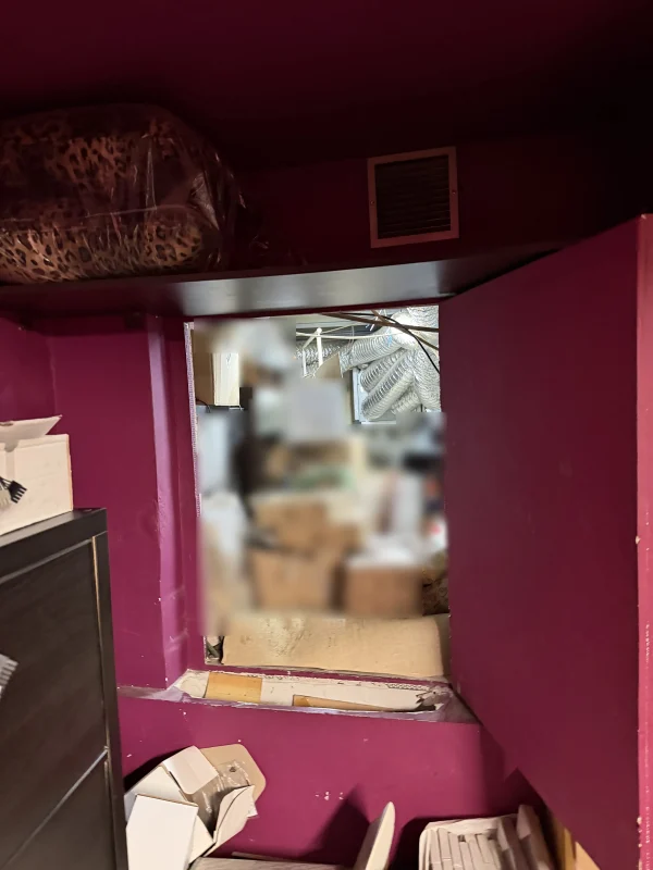 Καλλιθέα: Έφοδος του «ελληνικού FBI» σε δύο καταστήματα stripshow – Προήγαγαν στην πορνεία αλλοδαπές – 5 συλλήψεις – Εικόνες