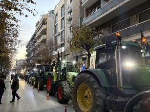 Λάρισα: Κλιμακώνουν τις κινητοποιήσεις οι αγρότες – Τρακτέρ στο κέντρο της Λάρισας πριν την αυριανή πανελλαδική συνέλευση της Νίκαιας