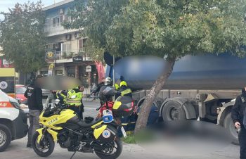 Λάρισα: Φοβερό τροχαίο στην οδό Βόλου – Γυναίκα παρασύρθηκε από φορτηγό