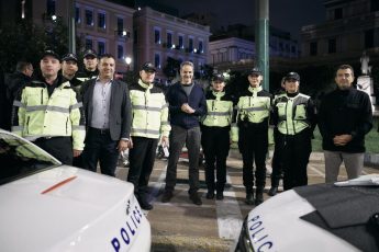 Μητσοτάκης: Επισκέφθηκε μπλόκο για αλκοτέστ μαζί με τον Χρυσοχοΐδη – «Εδώ στην κυριολεξία σώζουμε ζωές»