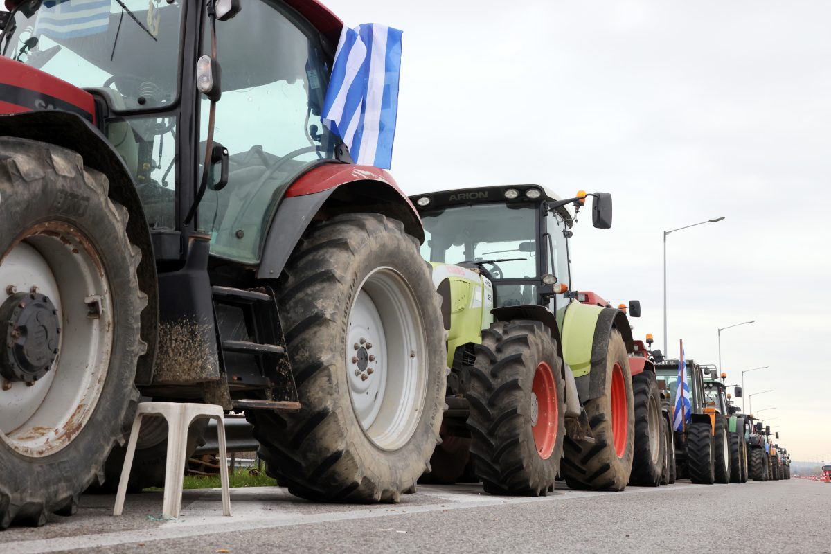 Συνεχίζονται οι κινητοποιήσεις στο μπλόκο της Νίκαιας – Κλειστή η εθνική οδός Αθηνών -Θεσσαλονίκης