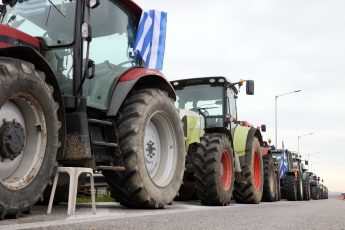 Συνεχίζονται οι κινητοποιήσεις στο μπλόκο της Νίκαιας - Κλειστή η εθνική οδός Αθηνών -Θεσσαλονίκης