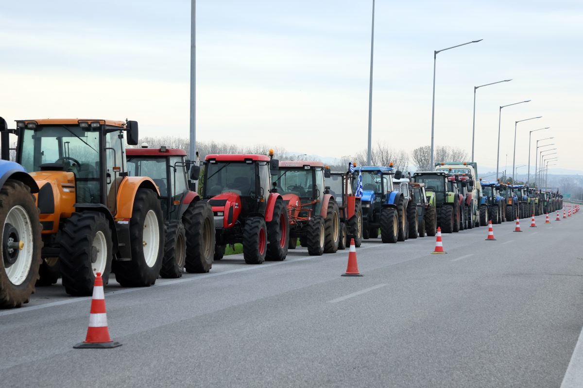 Αυξάνονται τα τρακτέρ στα αγροτικά μπλόκα – Πληθαίνουν οι αποκλεισμοί σε εθνικές οδούς και τελωνεία
