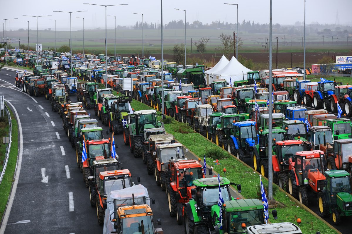 Παραμένουν οι αγρότες στο μπλόκο της Νίκαιας – Κλειστή η εθνική οδός Αθηνών-Θεσσαλονίκης