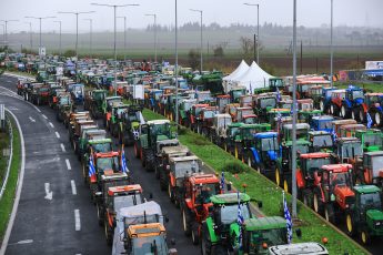 Παραμένουν οι αγρότες στο μπλόκο της Νίκαιας – Κλειστή η εθνική οδός Αθηνών-Θεσσαλονίκης