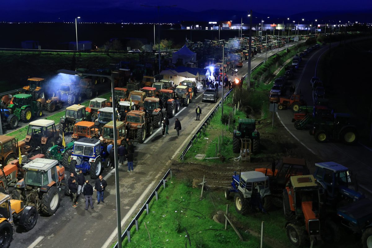 Λάρισα: Απέκλεισαν και τους παραδρόμους οι αγρότες του μπλόκου της Νίκαιας
