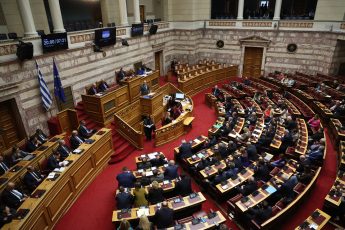 Βουλή: Αντιδράσεις της αντιπολίτευσης στην πρόσκληση για διάλογο του πρωθυπουργού στους αγρότες