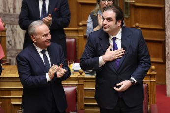 Βουλή: Θερμή υποδοχή του Κ. Πιερρακάκη από τους βουλευτές της Ν.Δ -  Η αναφορά στις εικόνες των Ελλήνων της κρίσης και στους προκατόχους του