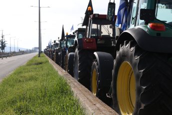 Σκληραίνουν τη στάση τους οι αγρότες: Εκατοντάδες φορτηγά ακινητοποιημένα στον Προμαχώνα, κλείνουν και τα Μάλγαρα