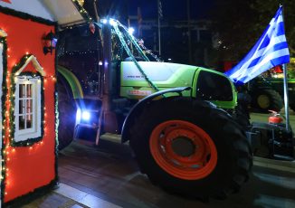 Γιορτές στα μπλόκα: Συνεχίζουν τις κινητοποιήσεις οι αγρότες, κλείνουν παρακαμπτήριους, ανοίγουν διόδια