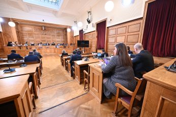 Βουλή: Ρωμαϊκή αρένα η εξεταστική-Απανωτές ύβρεις και αλληλοκατηγορίες με το προεδρείο αδύναμο να επιβάλλει την τάξη