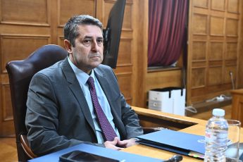 Βουλή: Ένταση όταν βουλευτής της Ελληνικής Λύσης είπε στον Μυλωνάκη ότι άκουγε τηλέφωνα - «Μετρήστε τα λόγια σας»